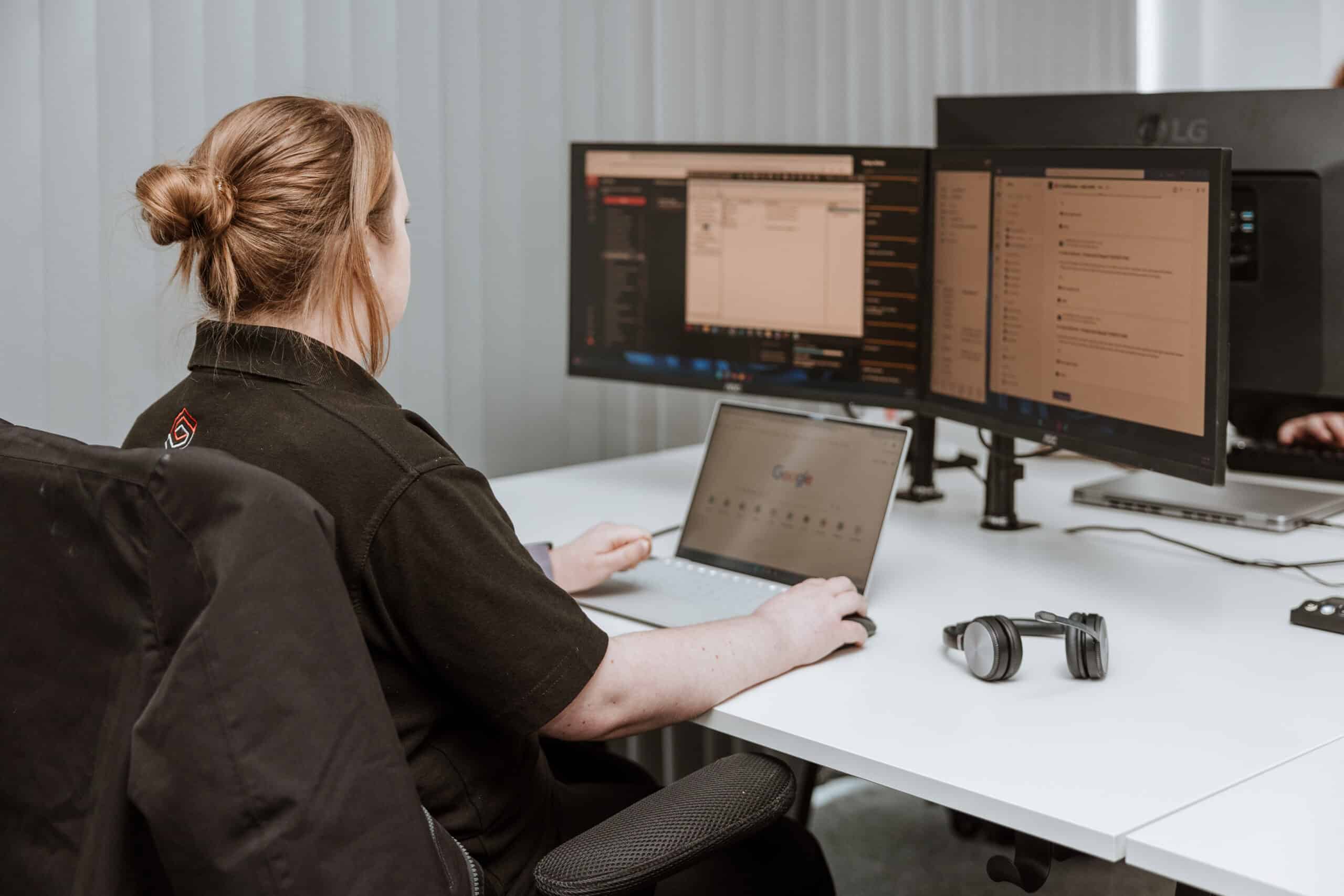 start tech employee at desk using Microsoft 365